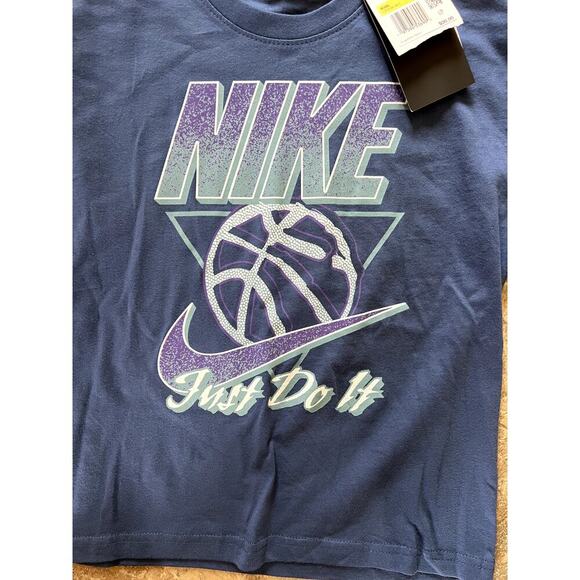 Nike Loose Fit short sleeve graphic T-shirt, Kids size S - Picture 2 of 5